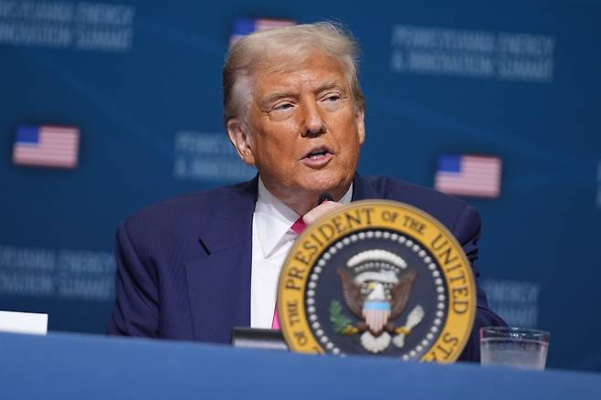 도널드 트럼프 미국 대통령이 15일 펜실베이니아주 피츠버그 카네기멜론대에서 연설을 하고 있다. /AP 연합뉴스