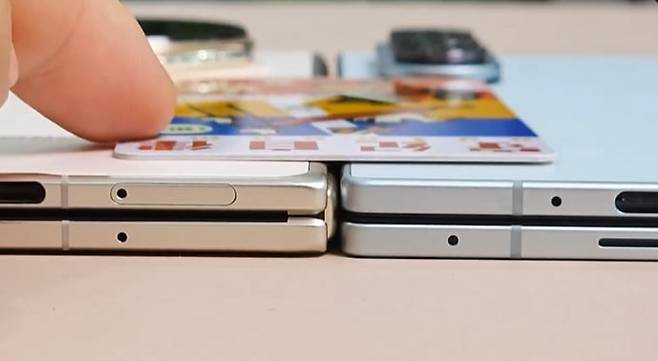 삼성전자 갤폴드7과 중국 아너 제품을 비교한 영상./X