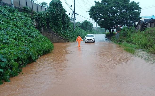 충남 서해안을 중심으로 강한 비가 내린 16일 오후 호우주의보가 내려진 충남 당진시 송산면의 한 지하차도에서 차량 침수 신고가 접수돼 출동한 소방 당국이 안전 조치에 나서고 있다.(충남 당진소방서 제공)/연합뉴스