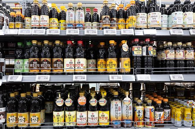 서울 시내 대형마트에 간장 제품들이 진열돼 있다. /뉴스1