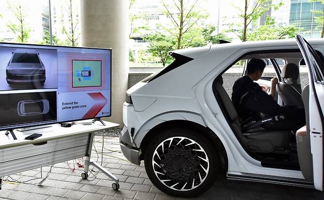 15일 서울 강서구 마곡 LG이노텍 본사에서 차세대 디지털 키 시연을 하는 모습./LG이노텍 제공