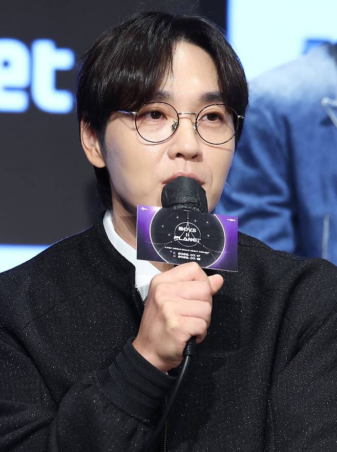 가수 이석훈이 16일 서울 구로구 디큐브시티 더세인트에서 열린 보이즈 2 플래닛 제작발표회에 참석해 인사말을 하고 있다./뉴스1