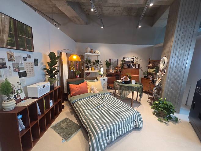 16일 인테리어 플랫폼 오늘의집이 만든 첫 상설 쇼룸 오프하우스 3층. 앱에서 보던 인기 유저들의 인테리어를 실물로 구현했다. /최효정 기자