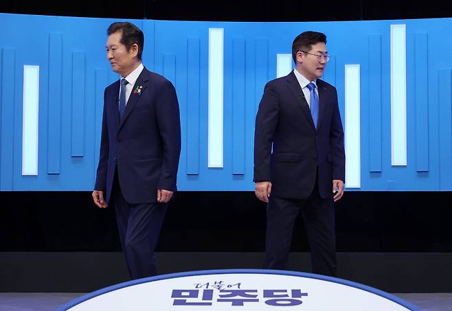 정청래(왼쪽), 박찬대 더불어민주당 당대표 후보가 16일 서울 양천구 목동 SBS에서 TV토론회에 앞서 기념촬영을 마친 뒤 자리로 향하고 있다. /뉴스1