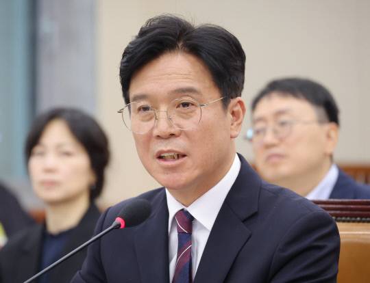 김영훈 고용노동부 장관 후보자가 16일 서울 여의도 국회 환경노동위원회에서 열린 인사청문회에서 의원 질의에 답변하고 있다. 연합뉴스