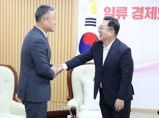 김석규 대전충남경영자총협회 회장(왼쪽)과 이장우 대전시장이 16일 대전시청에서 지역경제 발전 방안을 논의했다. 대전충남경영자총협회 제공
