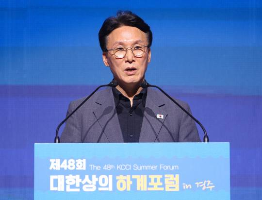 김민석 국무총리가 16일 경북 경주시 라한셀렉트 호텔에서 열린 제48회 대한상공회의소 하계포럼에 참석해 기조연설을 하고 있다. 연합뉴스