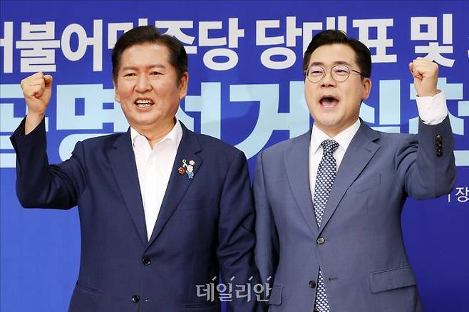 더불어민주당 정청래, 박찬대 당대표 후보자가 15일 오전 국회에서 열린 민주당 당대표 및 최고위원 후보 공명선거실천서약식에서 기념촬영을 하고 있다. ⓒ데일리안 홍금표 기자