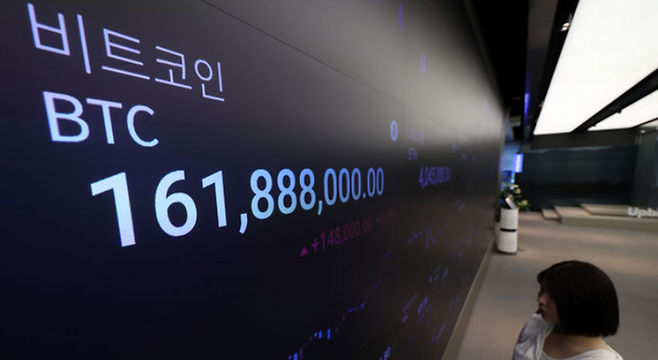 서울 강남구 업비트 고객센터 내 전광판에 비트코인 가격이 표시되고 있다. ⓒ뉴시스