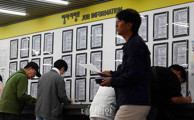 서울 마포구 서부고용복지플러스센터 일자리 정보 게시판에서 구직자들이 이력서를 작성하고 있다.ⓒ뉴시스