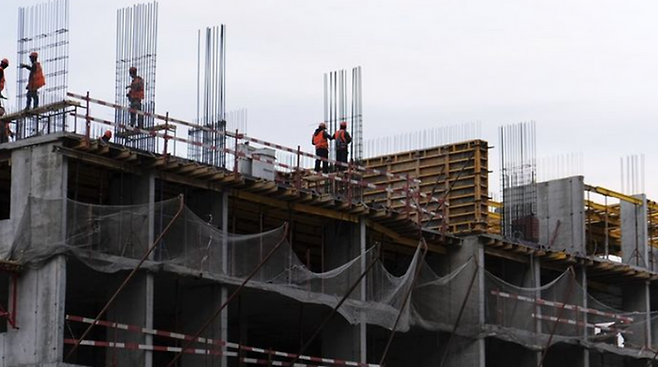 러시아의 한 아파트 건설 현장에 북한 노동자들이 근무하고 있다. ⓒ글로벌컨트럭션/뉴시스