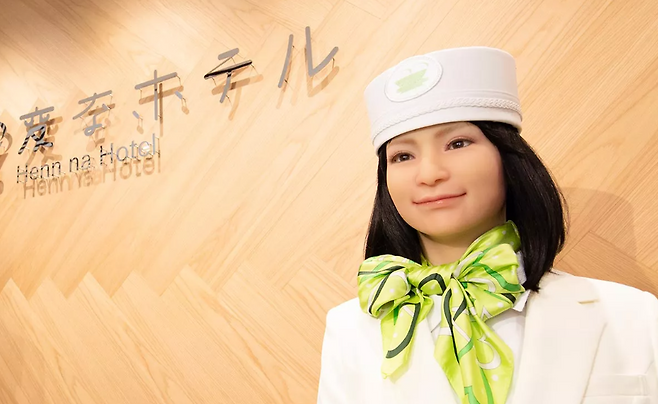 아르헨티나 관광객이 일본 도쿄의 헨나호텔에서 로봇 직원들과 마주한 체크인 장면을 영상으로 공개했다. 해당 호텔은 프런트부터 체크아웃까지 전 과정을 로봇이 담당하는 무인 시스템으로 운영된다. (사진=헨나호텔 홈페이지)