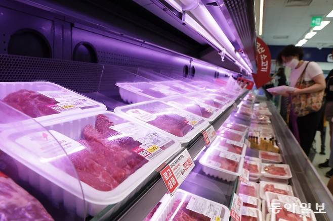 15일 서울 시내의 한 대형마트 미국산 소고기 코너의 모습. 박형기 기자 oneshot@donga.com