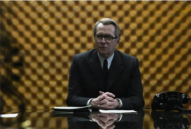 MI6에 잠입한 이중 스파이를 적발하는 이야기를 그린 영화 ‘팅커 테일러 솔저 스파이’의 한 장면. 영화는 ‘케임브리지 오인방’ 사건을 모티브로 제작됐다.    화인픽쳐스