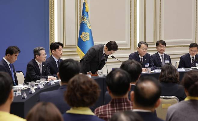 이재명 대통령이 16일 청와대 영빈관에서 열린 ‘기억과 위로, 치유의 대화’ 사회적 참사 유가족과 간담회에서 참사 유가족들에게 고개숙여 인사하고 있다. 뉴시스