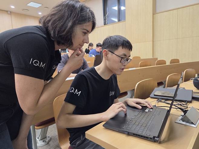 10일 서울대에서 진행된 'IQM 세미나 인 서울'에서 크리스틴 레자이 IQM 기술 판매 엔지니어(왼쪽)와 이성빈 전국양자정보과학동아리연합회(QISCA) 회장이 양자 알고리즘에 대해 논의하고 있다. 이병구 기자 2obottle9@donga.com