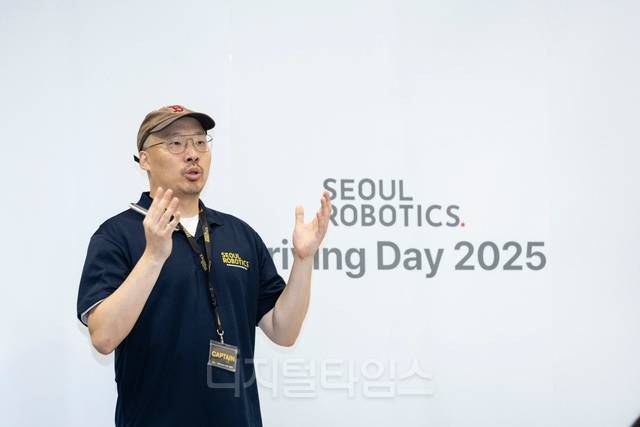 이한빈 서울로보틱스 대표가 15일 경기 판교에서 국내 미디어를 대상으로 B2B(기업간 거래) 소프트웨어 기술 ‘레벨5 컨트롤 타워’ 기술 시연에서 발표를 하고 있다. 서울로보틱스 제공