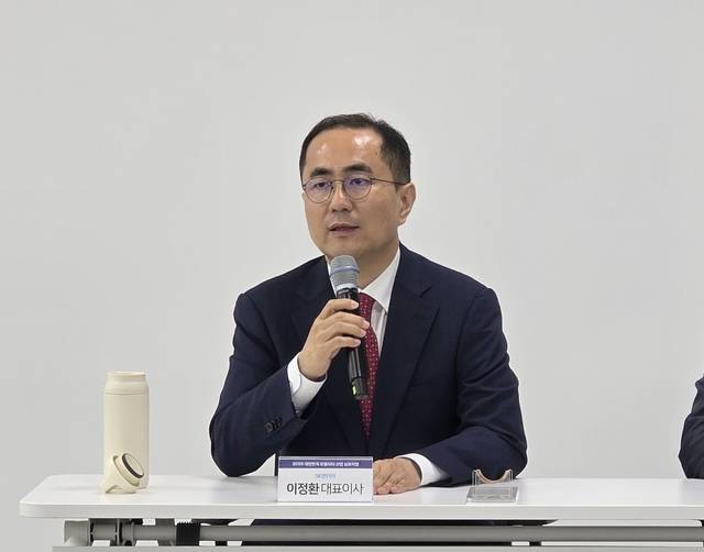 이정환 SK렌터카 대표이사가 15일 충남 천안시에 위치한 SK렌터카 오토옥션에서 열린 개관식 기념 기자간담회에서 취재진의 질문에 답변하고 있다. 한국자동차기자협회 제공