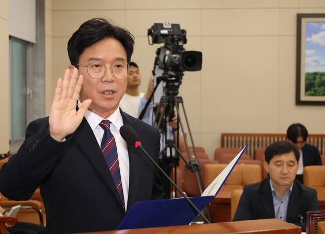 김영훈 고용노동부 장관 후보자가 16일 국회 환경노동위원회에서 열린 인사청문회에서 선서하고 있다. [연합뉴스]
