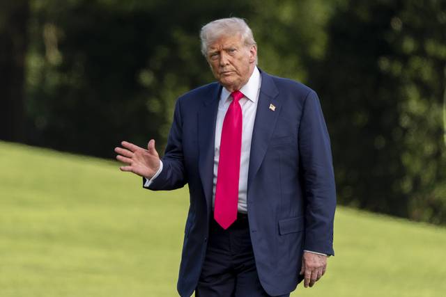 도널드 트럼프 대통령이 지난 15일(현지시간) 워싱턴 D.C. 백악관 남쪽 잔디밭에서 손을 흔들고 있다. [AP=연합뉴스]