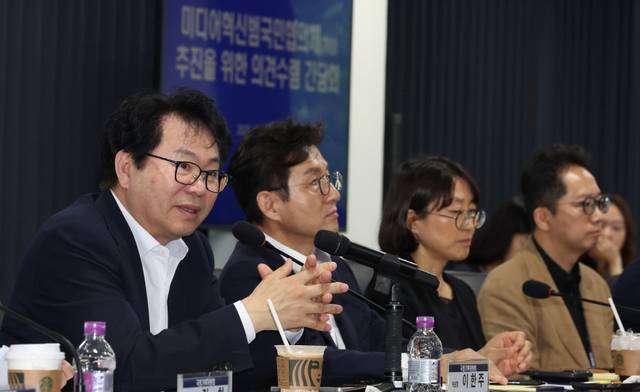 이한주 국정기획위원회 위원장이 16일 서울 종로구 국정기획위에서 열린 미디어혁신범국민협의체 추진을 위한 의견 수렴 간담회에서 인사말을 하고 있다. [사진공동취재단, 연합뉴스]