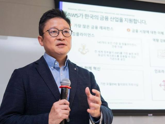 노경훈 AWS코리아 금융 사업부 총괄이 16일 서울 역삼동 사무실에서 열린 기자간담회에서 발표하고 있다. AWS코리아 제공