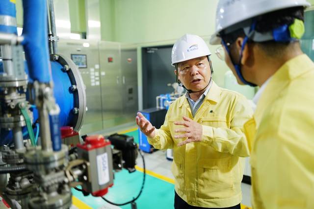 경북 고령 광역정수장의 고도정수처리 시설을 점검하고 있는 윤석대 한국수자원공사 사장. 한국수자원공사 제공