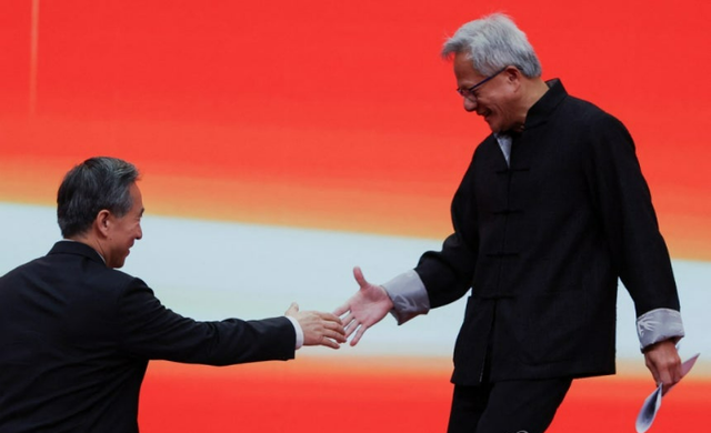 엔비디아의 최고경영자(CEO) 젠슨 황(오른쪽)이 16일 중국 베이징에서 열린 제3회 중국국제공급망촉진박람회에 참석하고 있다. 로이터=연합뉴스