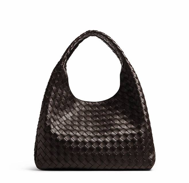 부드럽게 흐르는 라운드 실루엣과 안팎으로 드러나는 인트레치아토 수공 기법이 돋보이는 블랙 컬러 캄파나 백.