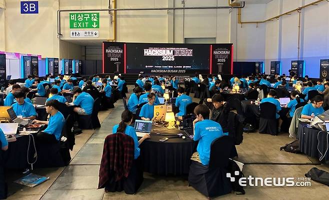 2025 핵시움 부산 본선 진출 참가자들이 스마트오션 분야 해킹 방어 임무를 수행하고 있다.