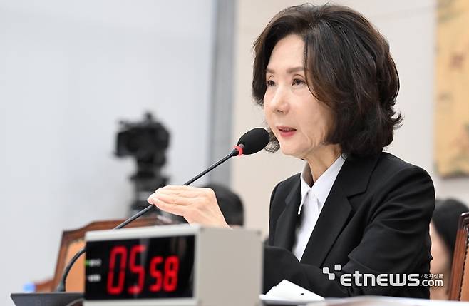 이진숙 교육부 장관 후보자가 16일 서울 여의도 국회 교육위원회에서 열린 인사청문회에서 질의에 답변하고 있다.  이동근기자 foto@etnews.com