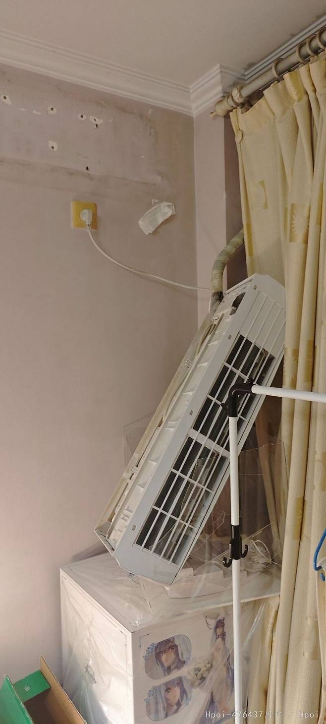 1.jpg 벽걸이 에어컨이 떨어지면서 크게 다친 여자친구