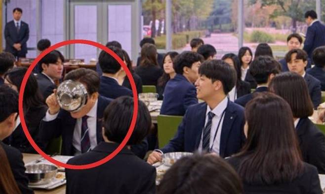 이재명 대통령이 14일 충북 진천 국가공무원인재개발원에서 70기 5급 신임관리자과정 교육생들과 오찬을 하고 있다. 왼쪽 아래 그릇을 통째로 들고 국을 마시는 사람이 이 대통령이다. 대통령실 제공