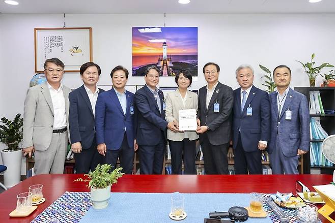 경북도의회 산불대책특별위원회가 16일 국회를 방문해 임미애 산불피해지원대책특위 법안심사소위원장과 이만희, 김형동, 임종득, 이달희 특위 위원과 간담회를 갖고 산불 피해보상 및 지원 특별법 제정을 위한 국회 및 중앙정부 차원의 적극적인 협력을 요청했다. 경북도의회 제공