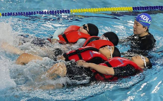 15일 대전 남선중학교 수영장에서 갑천초 4학년 학생들이 생존수영을 배우고 있다. 남선중학교 생존수영은 인근 초등학교 3~6학년 2743명을 대상으로 구명조끼 바르게 입는 법, 페트병 등 주변에서 흔히 볼 수 있는 소품을 이용한 생존법 내용으로 진행된다. 뉴스1