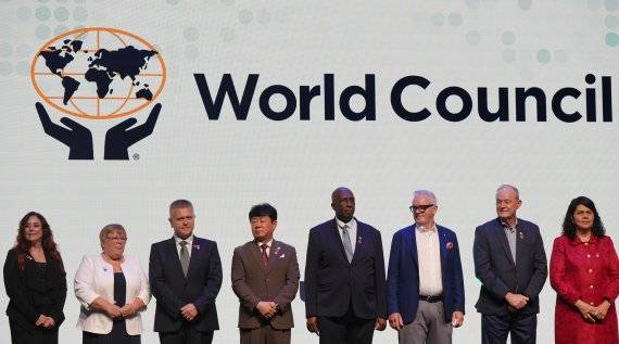 지난 14~16일 스웨덴 스톡홀름에서 열린 '2025년 세계신협 컨퍼런스'에서 김윤식 신협중앙회장(왼쪽 네번째)을 비롯한 세계신협 대표들이 기념촬영을 하고 있다. 신협중앙회 제공