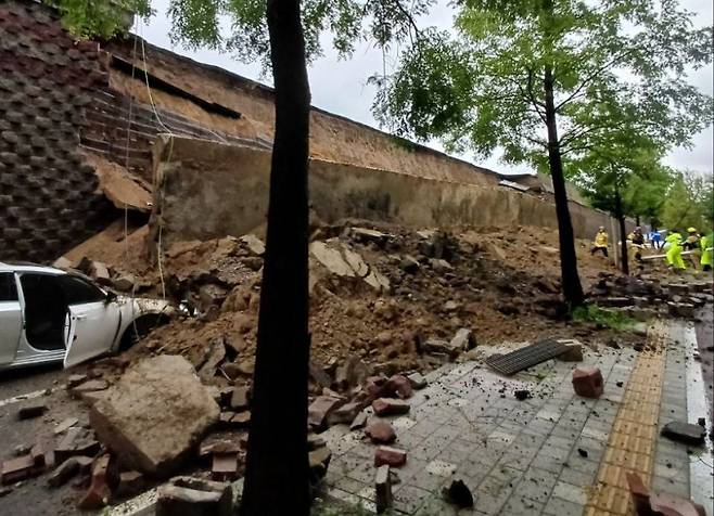 오산 가장교차로 옹벽 붕괴 16일 수도권 등 중부지역에 호우주의보가 발표된 가운데 경기 오산시 가장교차로 고가도로 옹벽이 무너져 지나던 차량 두 대를 덮치는 사고가 발생했다. 현장에 출동한 소방대원들이 매몰된 차량에서 생존자를 구조하고 있다. 소방당국은 대응 1단계를 발령하고 비상관제팀을 가동했다. 경기도소방재난본부 제공