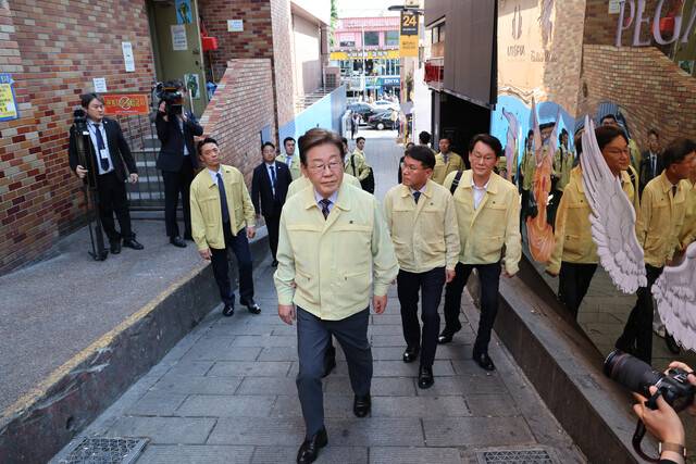 이재명 대통령이 6월12일 오후 서울 용산구 이태원 참사 사고현장을 찾아 골목을 살펴보고 있다. 김태형 기자 xogud555@hani.co.kr