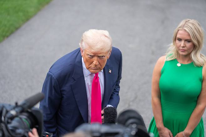 도널드 트럼프 미국 대통령(왼쪽)이 15일 미국 워싱턴 디시(D.C.) 백악관에서 기자들의 질문에 답하고 있다. 워싱턴/신화 연합뉴스