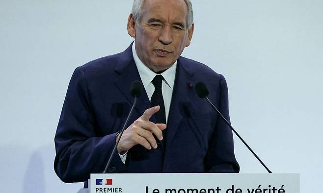 프랑수아 바이루 프랑스 총리가 15일(현지시각) 내년도 프랑스 정부 예산 요지에 대해 기자회견을 열었다. AFP 연합뉴스