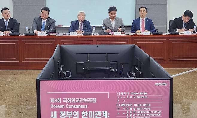 국회미래연구원이 16일 국회의원회관에서 주최한 새 정부의 한미관계 포럼에서 발표자들이 한미관세협상과 한미동맹의 미래 등에 대해 토론하고 있다. 왼쪽부터 연원호 현대자동차 글로벌 경제안보실장, 최종건 연세대 교수 이상현 세종연구소 수석연구위원, 김영배 의원, 김건 의원, 김준형 의원.