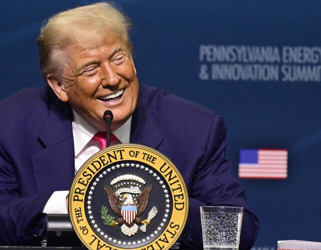 도널드 트럼프 미국 대통령이 15일(현지시각) 미국 펜실베이니아 피츠버그에 있는 카네기멜런대학교 캠퍼스에서 열린 제1회 펜실베이니아 에너지·혁신 정상회의에서 웃고 있다. 피츠버그/UPI 연합뉴스