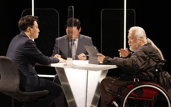 2022년 4월13일 이준석 당시 국민의힘 대표(왼쪽)와 박경석 전국장애인차별철폐연대 상임공동대표(오른쪽)가 제이티비씨(JTBC) 프로그램 ‘썰전 라이브’에서 맞토론을 하고 있다. 김명진 기자 littleprince@hani.co.kr