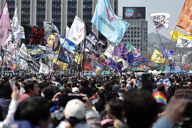 헌법재판소가 윤석열 탄핵 사건에 대해 인용을 선고한 2025년 4월4일 서울 종로구 광화문광장 일대에서 탄핵에 찬성한 시민들이 헌재의 파면 선고에 환호하고 있다. 이종근 선임기자