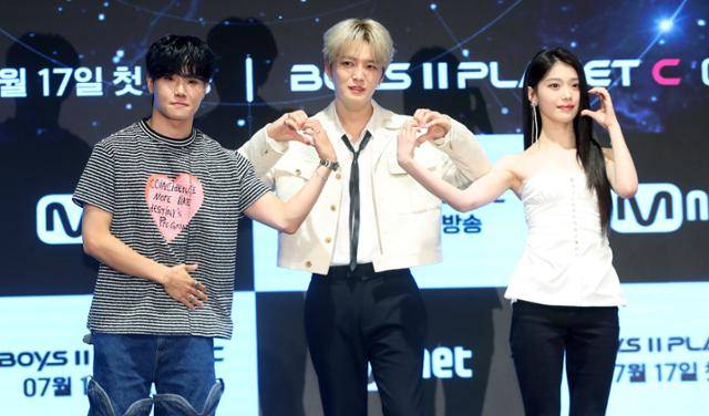 안무가 제이릭(왼쪽부터), 가수 김재중, 샤오팅이 16일 오전 서울 구로구 더세인트에서 열린 Mnet '보이즈2플래닛' 제작발표회에서 포즈를 취하고 있다. 뉴시스