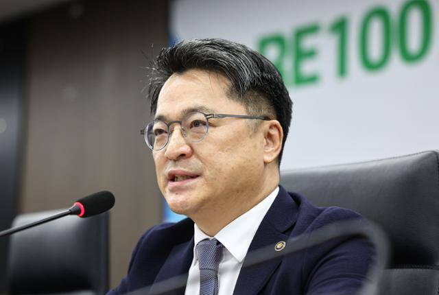 문신학 산업통상자원부 1차관이 16일 서울 중구 대한상공회의소에서 열린 ‘RE100 산업단지 추진 범정부 TF회의‘에서 모두발언을 하고 있다. 뉴스1