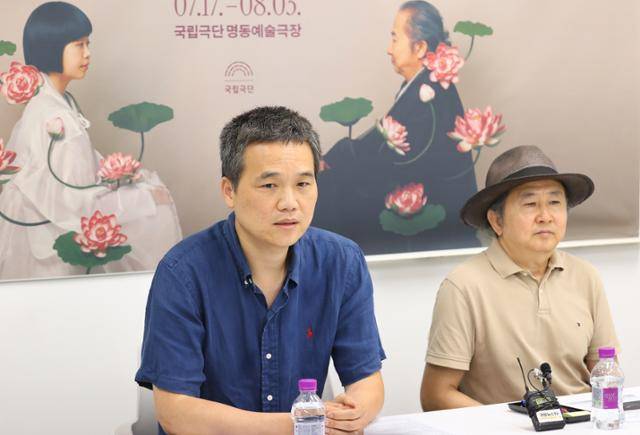 국립극단 연극 '삼매경'의 이철희(왼쪽) 연출가와 배우 지춘성. 연합뉴스