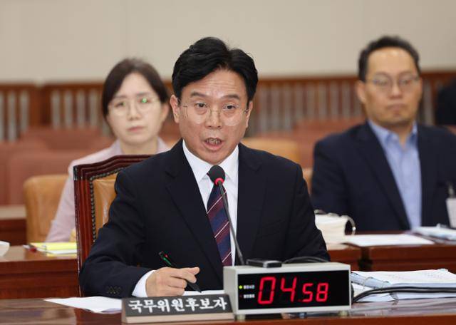 김영훈 고용노동부 장관 후보자가 16일 서울 여의도 국회 환경노동위원회에서 열린 인사청문회에서 의원들의 질의에 답하고 있다. 뉴시