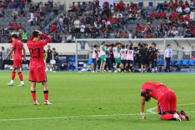 한국 축구대표팀 선수들이 15일 경기 용인미르스타디움에서 열린 2025년 동아시아축구연맹(EAFF) E-1 챔피언십(동아시안컵) 최종 3차전에서 일본에 0-1로 패해 아쉬워하고 있다. 연합뉴스