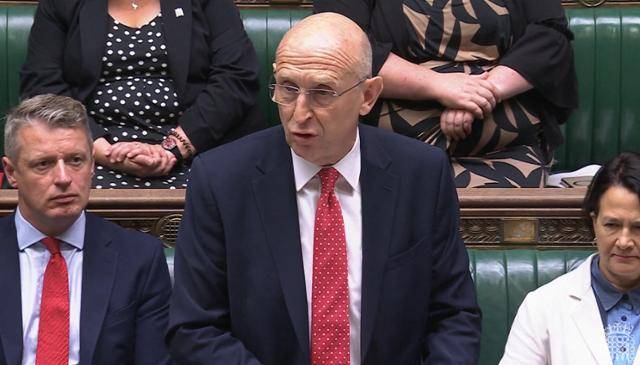 존 힐리 영국 국방장관이 15일 런던 의회에서 아프가니스탄 협력자 신원 노출 사태와 관련한 보고를 하고 있다. 런던=AFP 연합뉴스